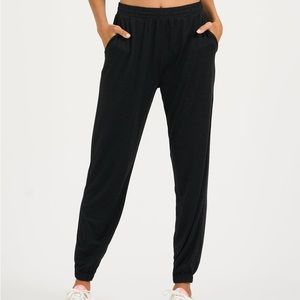 Vuori Women’s Dreamknit Boyfriend Joggers